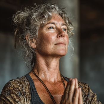 Група людей поважного віку займається йогою